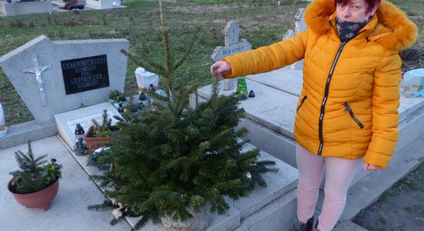 Lelopták a díszeket a fiatalon elhunyt Vivien sírján lévő karácsonyfáról