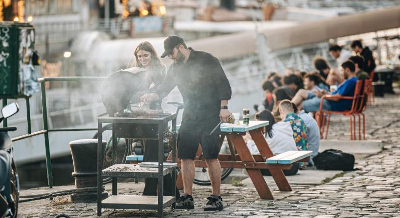 Karácsony Gergely meghívta egy rakparti vacsorára a kihelyezett grillsütőn szörnyülködő Orbán Viktort