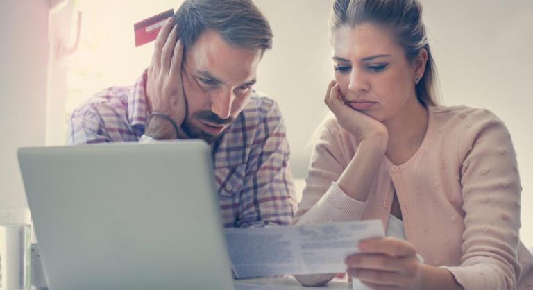 A konszolidáció miatt jövőre egy kétgyermekes család 700 eurót, egy gyermektelen pár pedig 300 eurót veszít