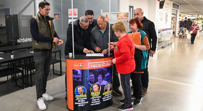 Aláírásokat gyűjtött a Fidesz szombathelyi szervezete a piacon