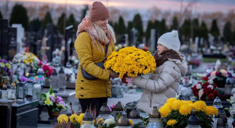 Így alakul a parkolás halottak napja környékén Székesfehérváron