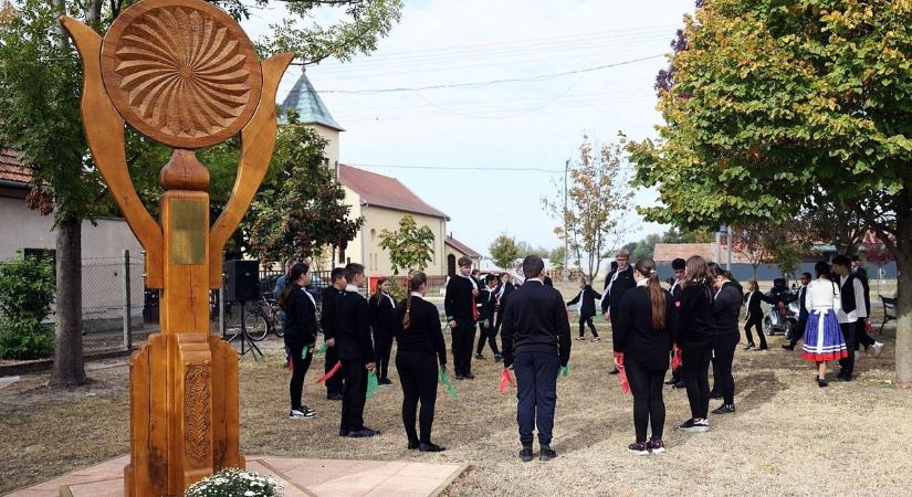 Gyökeret ver az emlékezet – falufa őrzi a kömpöci családok vezetékneveit – fotók, videó