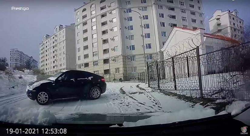 VIDEÓ: Na itt volt lélekjelenlét és szerencse. Megmenekült a csúszó BMW elől