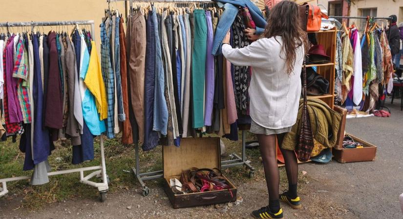 A retró újra hódít, a vintage ruhavásár Szegeden igazi meglepetéseket tartogatott – galériával