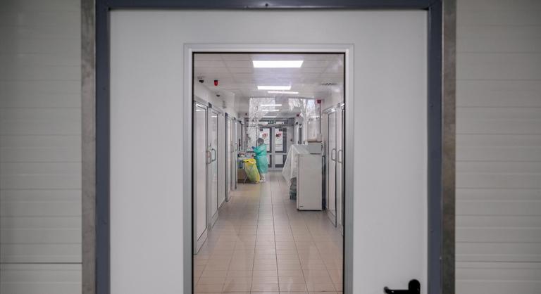 Új korszak a daganatos betegek ellátásában: automatizált robot keveri a gyógyszert a Debreceni Egyetemen