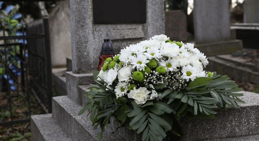 Sokan félnek attól, hogy a drágán vett koszorúkat lelopják halottak napján szeretteik sírjáról