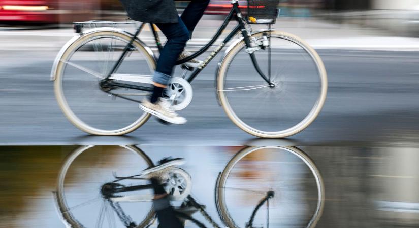 A bicikli és a roller használatát is jogosítványhoz kötnék Romániában