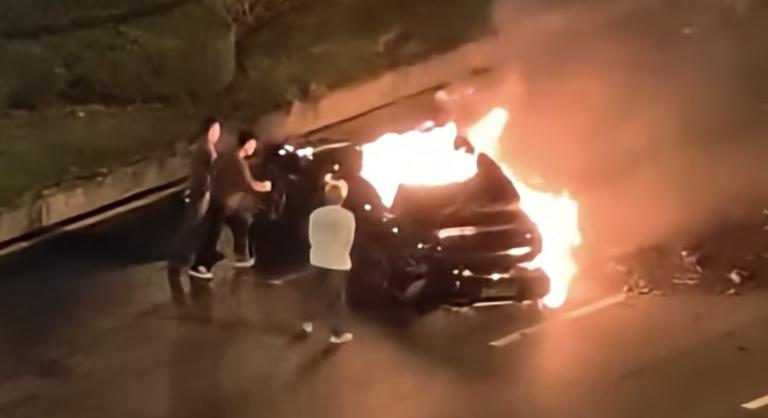 Megrendítő videófelvételen látható a villanyautóban rekedt ember tragédiája