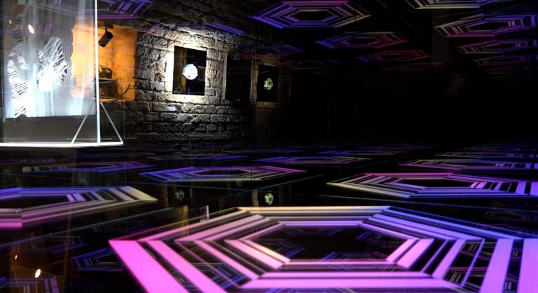 Fények és pixelek bontják fel az agyunkat ezen a kiállításon