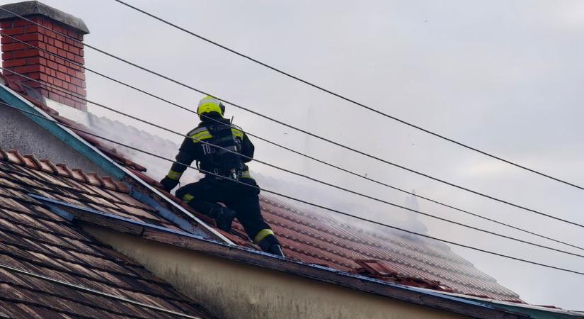 Videó a tűzoltók szemszögéből: teljes terjedelmében égett a ház Szombathelyen