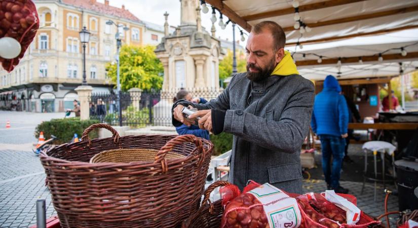 Sült gesztenye és jó zene a Fő téren – képeket hoztunk