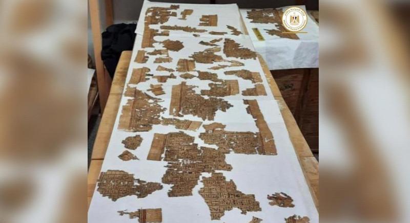 Négy méter hosszú rejtélyes halotti tekercset találtak Egyiptomban