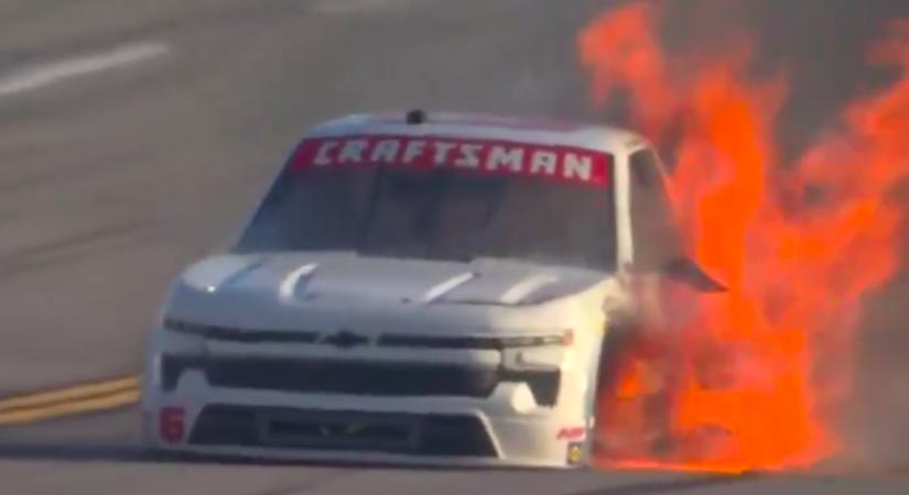 Lángba borult a 73 éves NASCAR-pilóta autója, menekülés közben ki is esett belőle, aztán elintézte ennyivel: „Miért vonulnék vissza?”