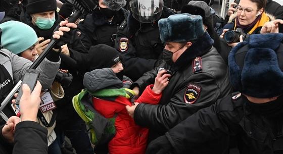 Rendőrök verik szét a Putyin ellen tüntetőket, Navalnij feleségét is elvitte a karhatalom