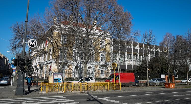 A Kétfarkú Kutya Párt belefoglalná a Bajza utca metrómegálló nevébe Navalnij emlékművét