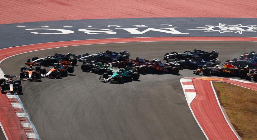 Ütközött a két McLaren, Verstappen nyerte a sprintfutamot Austinban