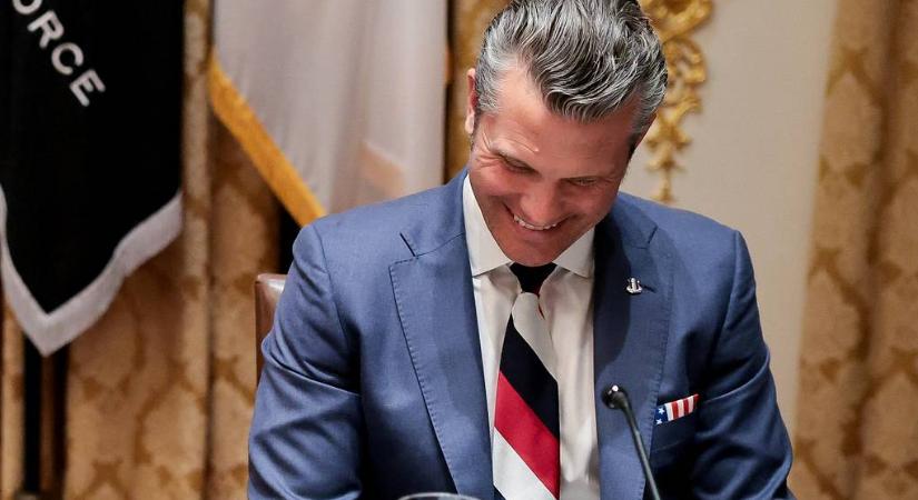 Az amerikai hadügyminiszter orosz zászlót öltött magára