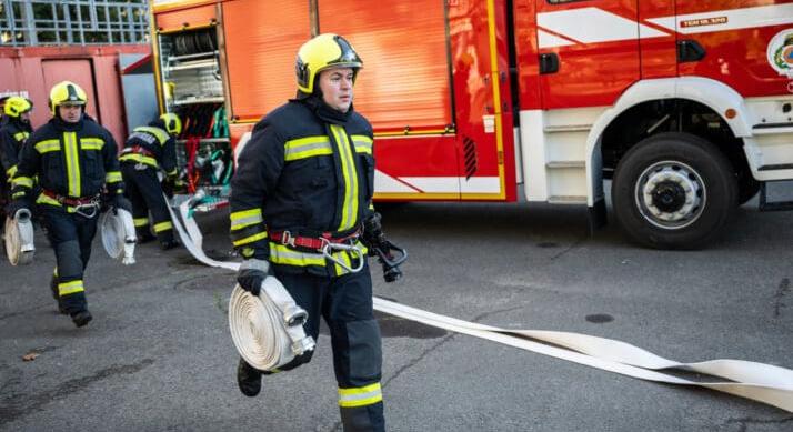 Szörnyű eset – Tűzoltók szabadították ki 13 éves kislányt a szárítógépből