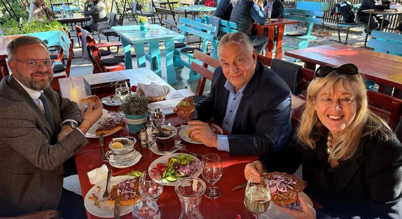 Orbán Viktor újra edzőtáborba ment a digitális harcosaival, de poloskák helyett most velős pirítóssal nyitott
