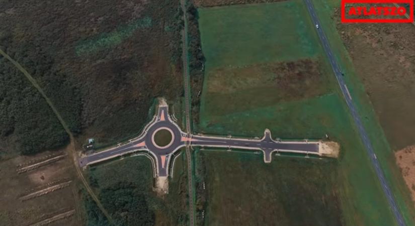 Átlátszó: mező közepén épült sehonnan sehová vezető körforgalom 500 millióból