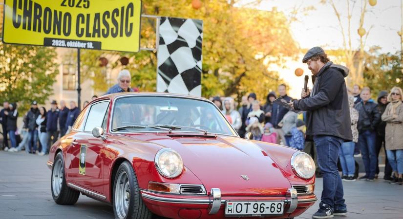 Oldtimer autócsodák lepték el a Dobó teret a Chrono Classic befutóján  fotók, videó