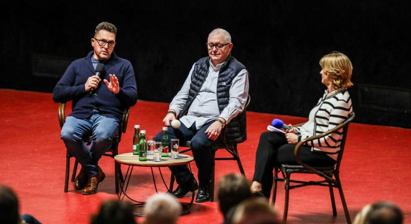 Telt ház és vastaps a moziban – közönségtalálkozóval egybekötött vetítésen az Ember maradj Ákos-portréfilm - fotók