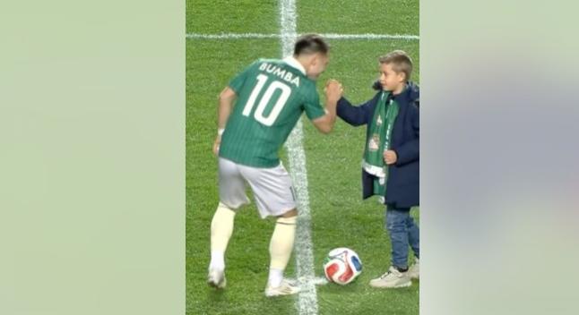 Esti cukiság: Borbély Balázs kisfia végezte el a kezdőrúgást