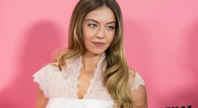 Sydney Sweeney rózsaszín áttetsző ruhában jelent meg a vörös szőnyegen