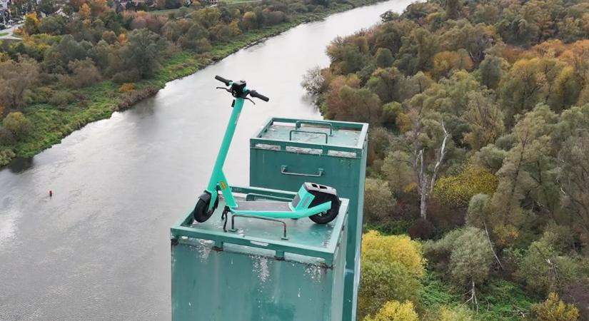 40 méter magas hídpilonra parkoltak egy elektromos rollerrel Krakkóban
