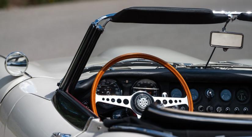 15 év pora alatt rejtőzött ez a klasszikus autó – a Jaguar E-Type V12 feltámadása