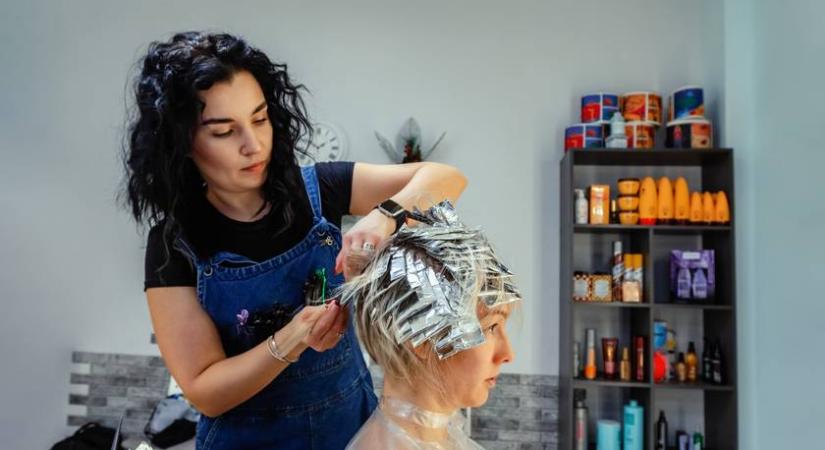 Ezt a 6 dolgot sose tedd fodrász előtt – Tönkremegy a hajad, és garantáltan kiakadnak tőle a szakik