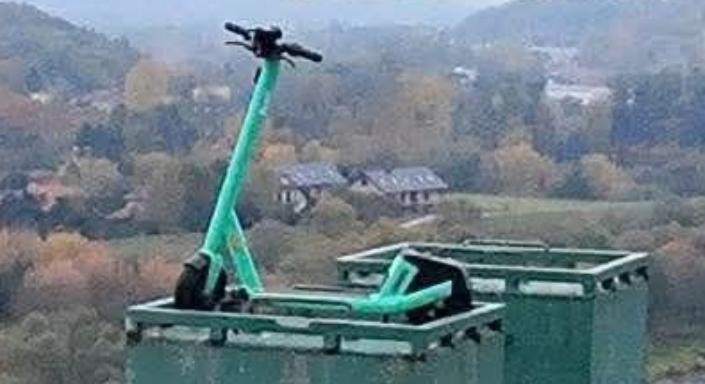 Hihetetlen, hogyan parkoltak le egy elektromos rollerrel