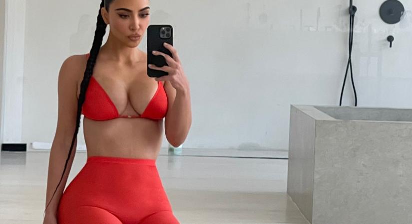 Kim Kardashian bemutatta új, tűzpiros fehérneműkollekcióját