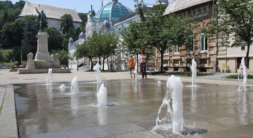 Lezárják az Erzsébet tér egy részét jövő év végéig, a termelői vásárt is érinti