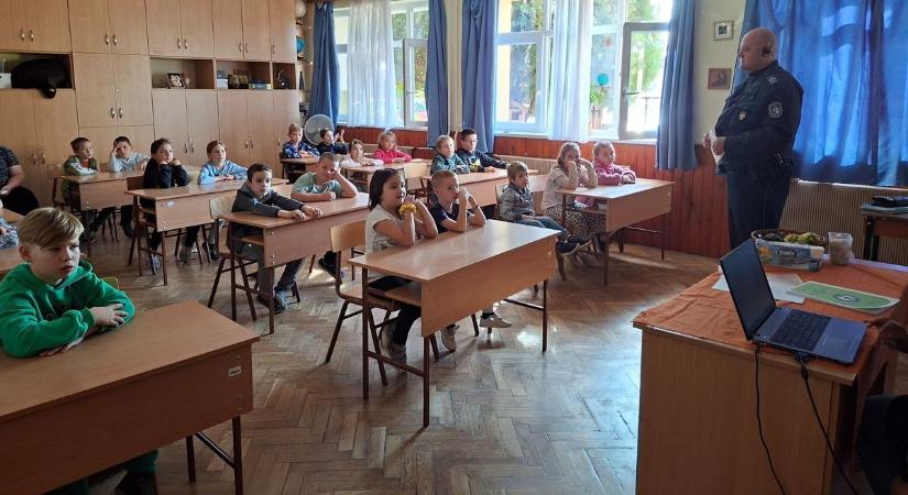 Különleges tanóra rendőrökkel: a biztonságos közlekedésre tanították a legkisebbeket