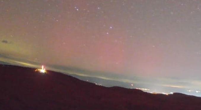 Zöld színben pompázott a sarki fény Nagyvisnyóból nézve