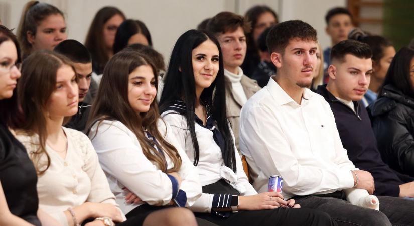 Százötven éves Pécs patinás iskolája, a Zsolnay - Tortacsatával is ünnepeltek