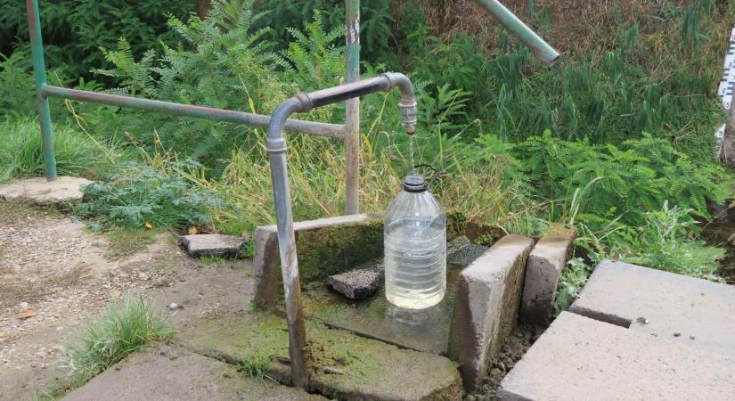 Hiába magas az arzéntartalom, sokan mégis a kopáncsi kút vizét isszák – videóval