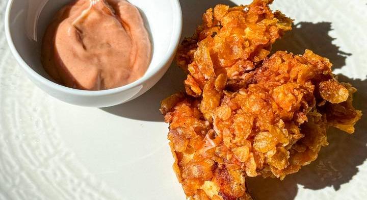 Corn flakes bundában sült csirkemell: házi mártogatóssal kínáld