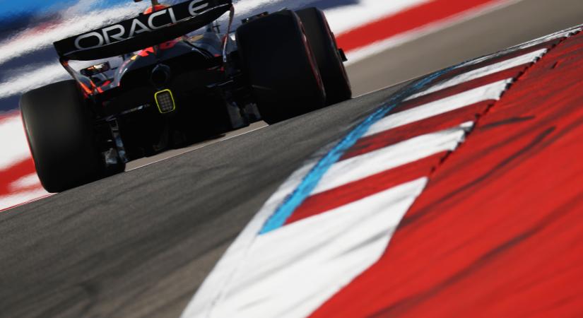 Belviszály az F1-ben, egymásnak estek a Red Bull-pilóták