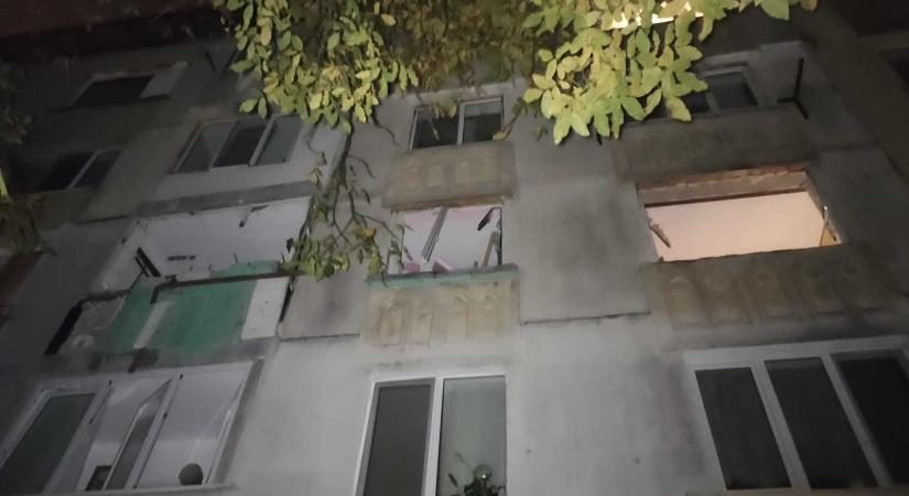Robbanás történt egy besztercei tömbházban, egy személy kórházba került