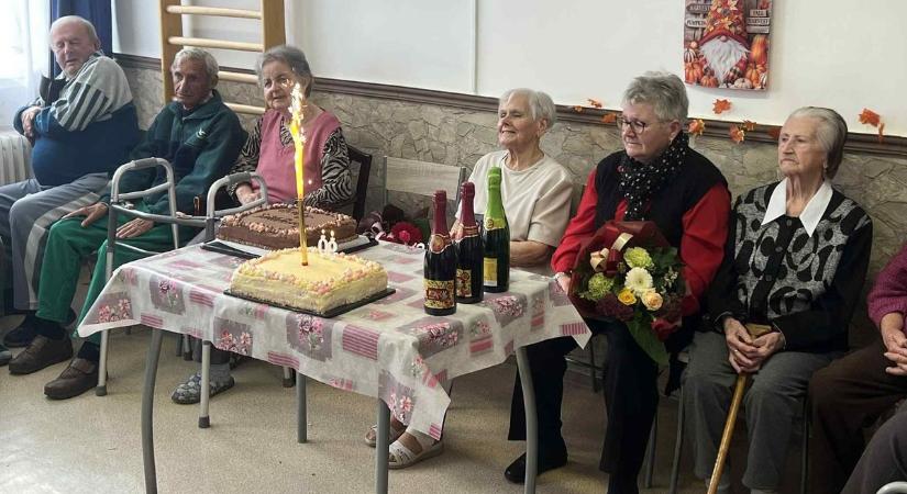 Szívhez szóló ünnepséggel köszöntötték a 90 éves Magdi nénit Pétervásárán