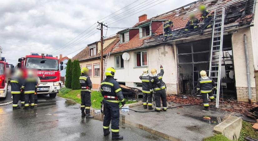 Kigyulladt egy kétszintes ház, volt, aki az ablakon át menekült