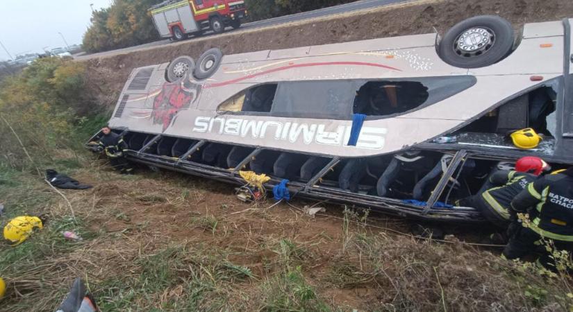 120-al száguldott a buszsofőr, mielőtt felborult volna a 83 utassal