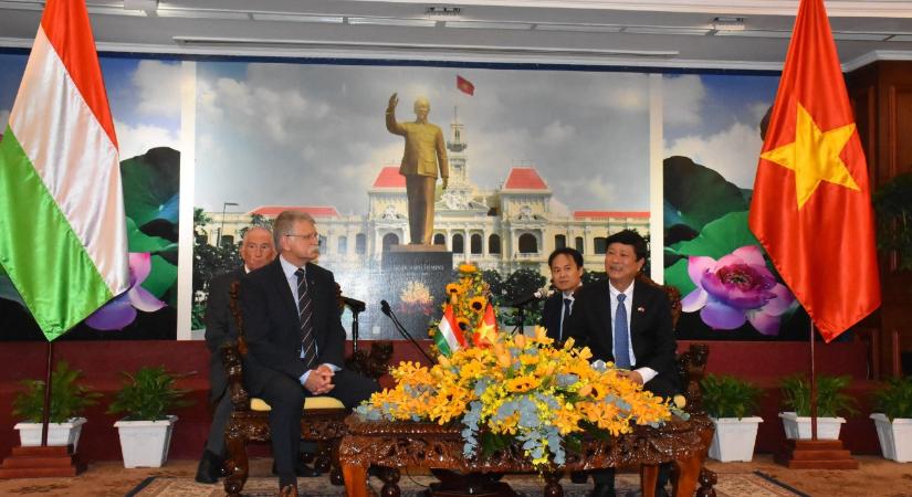 Kövár László fejet hajtott Vietnamban