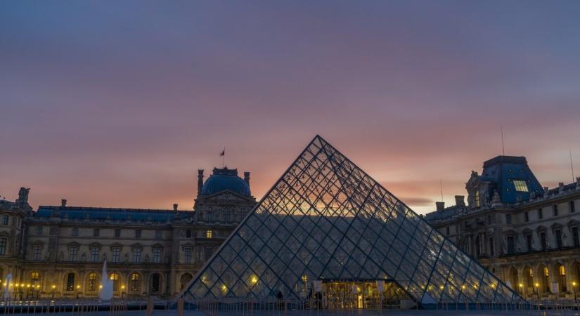Rendkívüli események Párizsban – betörés történt a Louvre-ban