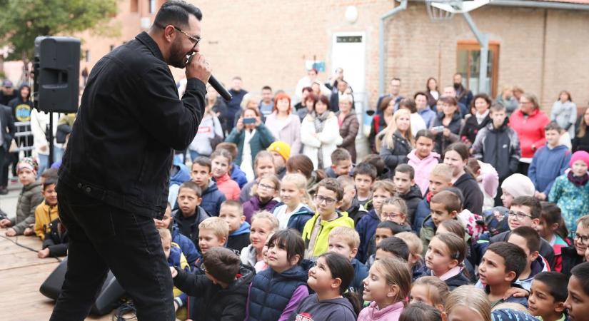 Az X-Faktor győztese nem csak énekelt, beszédet is tartott a fiataloknak
