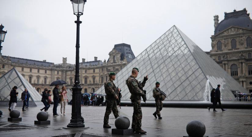Kirabolták a párizsi Louvre-t, bezárták a múzeumot