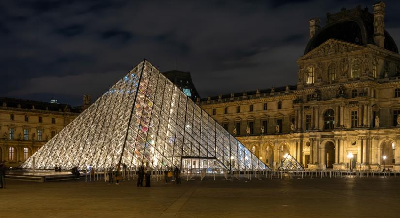 Ékszerlopás a Louvre-ban