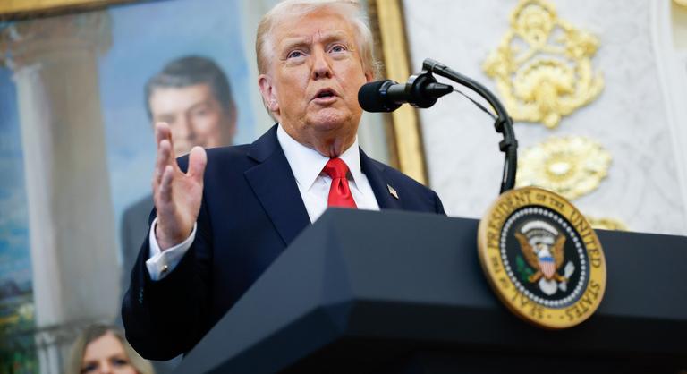 Koronával a fején, karddal a kezében vágott vissza Donald Trump az ellene tüntetőknek